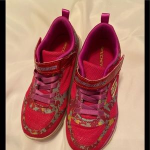 Girls size 1 sketchers shoes.